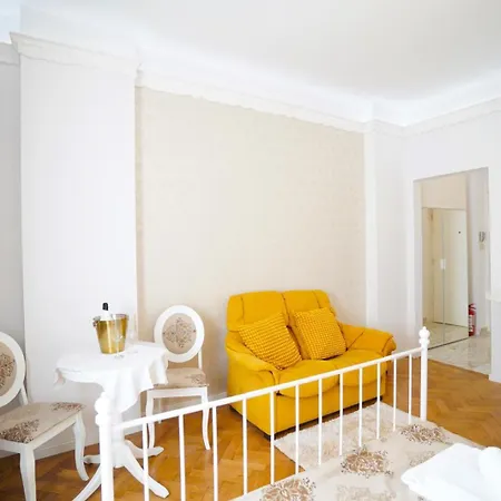 Universitate-elegant-champagne Gift Appartement Boekarest