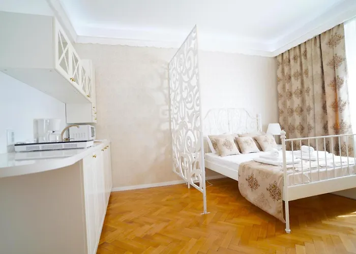 Universitate-elegant-champagne Gift- Self Check-in And Out *